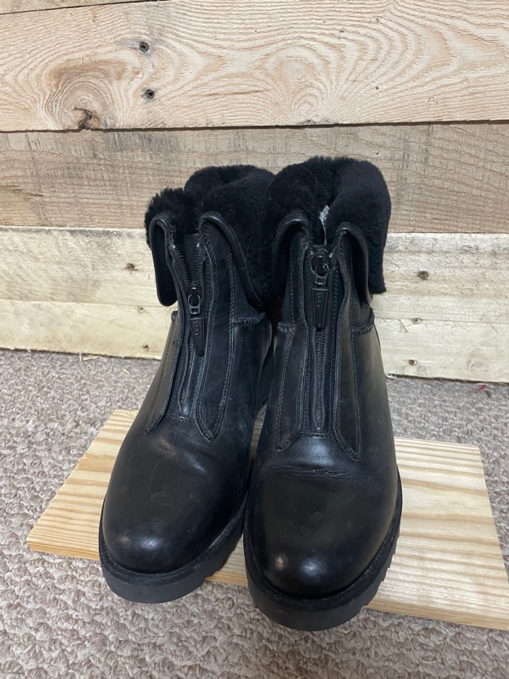 UGG size 7 Black Leather Shearling Zip-Up Ankle Boots